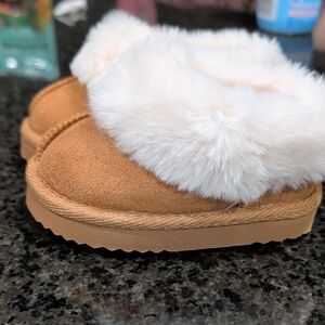 Wonder Nation Tan Slippers with Faux Fur